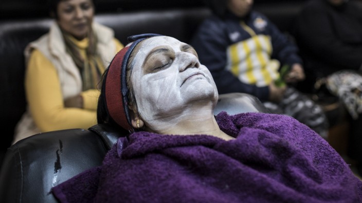 Bleichcremes in Afrika: Eine Frau lässt sich in Johannesburg das Gesicht mit einer Creme aufhellen.