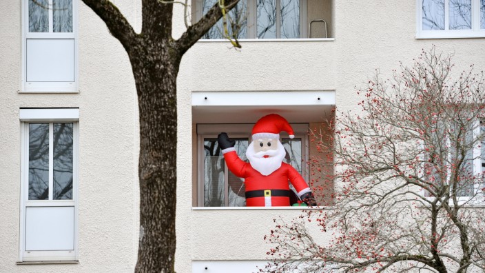 Aktuell: Ob dieser Weihnachtsmann wohl bis Ostern vom Balkon winken wird? Ganz so lang sollen die Weihnachtsferien dann doch nicht werden – aktuell sind zwei bis drei Wochen mehr im Gespräch.