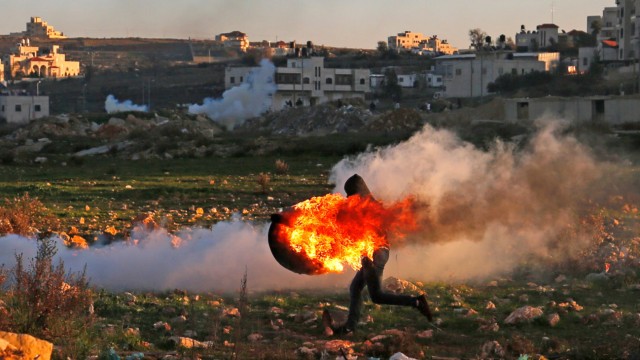 Israel: Mit brennenden Reifen gegen Soldaten: In der Umgebung von Ramallah versuchten Jugendliche, Razzien der israelischen Armee zu verhindern.