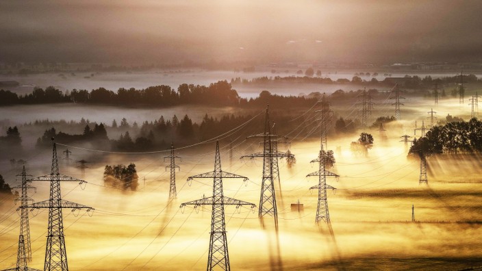 Kaprun THEMENBILD Strommasten mit Leitungen und Landschaft im Nebel bei Sonnenaufgang aufgenommen