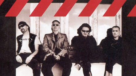 U2 mit "How To Dismantle An Atomic Bomb": ... und an den Rockstar-Mauken trägt Bono schwere Botten gegen die Strahlung.