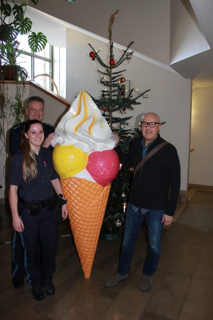 Starnberg: Polizeimeisterin Theresa Leitz und Dienststellenleiter Bernd Matuschek geben Franco Martini die Eistüte zurück.