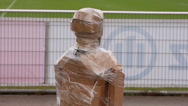 FC Bayern: Modell aus Plastik und Pappe: So soll die Landauer-Statue künftig neben den Trainingsplätzen sitzen.