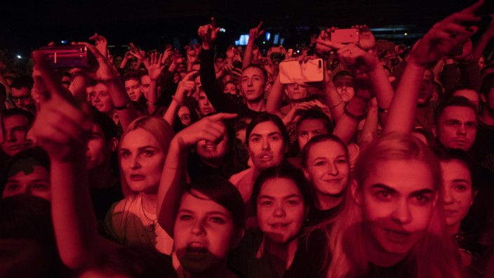 Rap in Russland: Fans bei einem Konzert des russischen Rappers Oxxxymiron in Moskau, das dieser im November 2018 zur Unterstützung des Kollegen "Husky" gab.