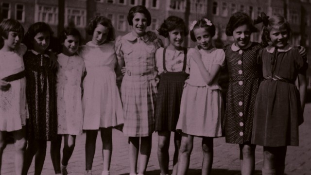 Anne Frank mit ihren Freundinnen an ihrem zehnten Geburtstag,
12. Juni 1939.