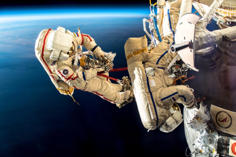 Kosmonauten inspizieren bei ISS-Außeneinsatz mysteriöses Loch