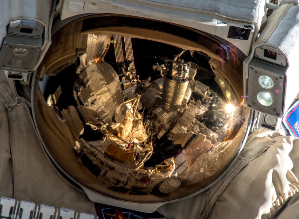 Kosmonauten inspizieren bei ISS-Außeneinsatz mysteriöses Loch