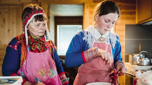 Arktis: Issat Turis Mutter und Nichte kümmern sich in der Holzhütte um die Blutwurst, die es später zum Abendessen geben wird
