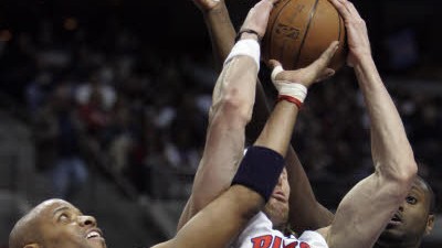 NBA: Russe kauft New Jersey Nets: Die New Jersey Nets um ihren Flügelspieler Jarvis Hayer (li.) sind ab sofort in den Händen des russischen Milliardärs Michail Prochorow.