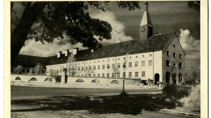Freising nach dem Krieg: Die Postkarte aus der Zeit um 1940 zeigt das NS-Monument vor der Artillerie-Kaserne (später "General-von-Stein-Kaserne").