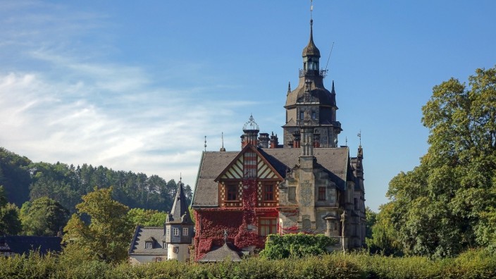 Alte Gemäuer: Einfach märchenhaft: das Schloss Ramholz im hessischen Schlüchtern. Es war seit 1883 im Besitz der Industriellenfamilie Stumm und wurde 2014 an einen chinesischen Unternehmer verkauft.