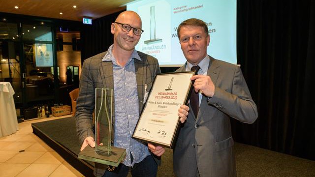 Lokalrunde: Von der Fachzeitschrift Weinwirtschaft zum "Weinhändler des Jahres" gewählt: Guido Walter (links).
