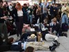 Passagiere warten am Flughafen London-Gatwick