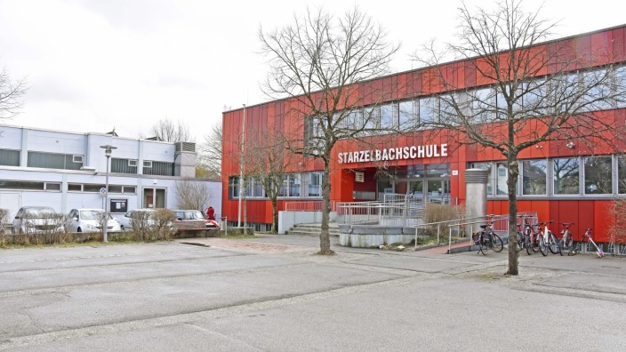 Eichenau: An der Turnhalle der Starzelbachschule (links) soll der Anbau für die Ganztagsschule entstehen.