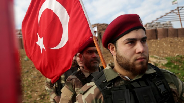 Einsatz gegen Kurden: Von der Türkei unterstützte, syrische Einheiten bei einer Übung nahe Aleppo.