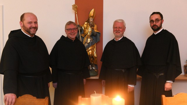 Feiern im Kloster: Im Augustinerkloster leben sechs Brüder, die sich ganz besonders auf die Feiertage freuen, wie Pater Felix, Pater Alfred, Pater Matthäus und Bruder Damian (v.l.) sagen.
