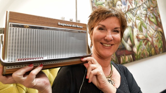 Weihnachtsgeschenke: Corinna Weiss freut sich über ihr Retro-Radio.
