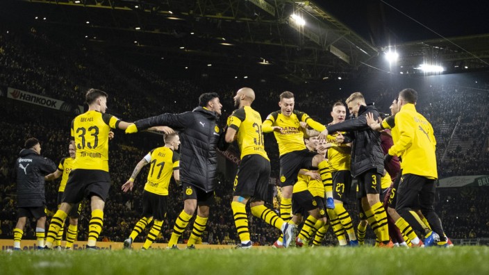 Dortmund 21 12 2018 BvB Schlussjubel Jacob Bruun Larsen BvB Marius Wolf BvB Borussia Dortmund