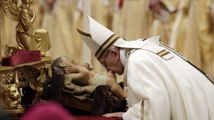 Weihnachten: Papst mit Jesuskind im Petersdom am ersten Weihnachtstag.