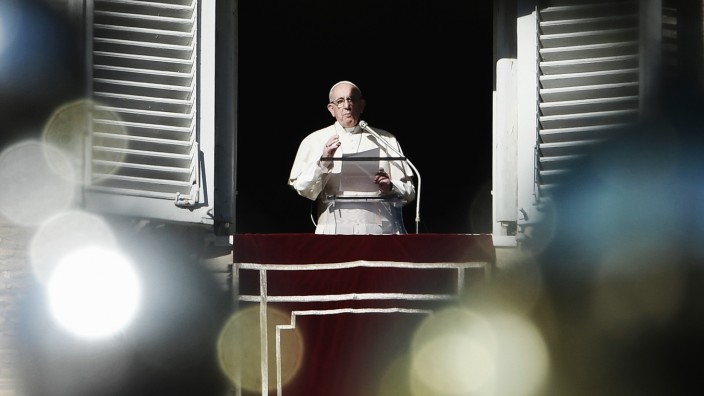 Vatikan: Papst Franziskus auf dem Balkon des Apostolischer Palasts in der Vatikanstadt