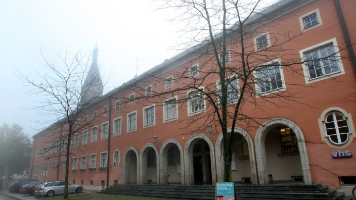 Pläne für 2019: Wenn es nach dem Landkreis Freising geht, ziehen bald seine Angestellten in das ehemalige Stabsgebäude ein. Schon lange erwägt die Behörde, das Gebäude zu kaufen.