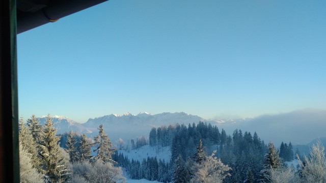 Report: Und dann reißt die Wolkendecke auf - und die Brünnsteinhütte bietet ihren schönsten Blick auf die Alpen.