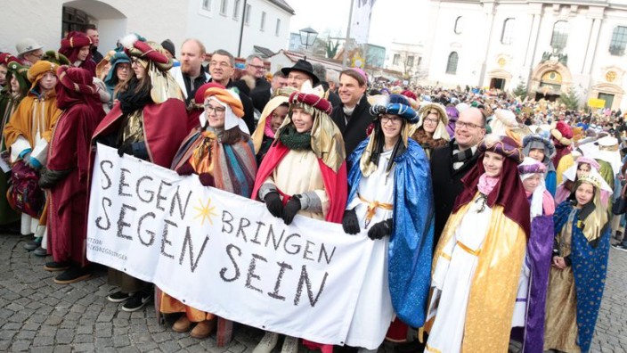 Altötting: In Altötting starteten 2500 Kinder und Jugendliche gemeinsam mit Bischof Stefan Oster die Sternsingeraktion.