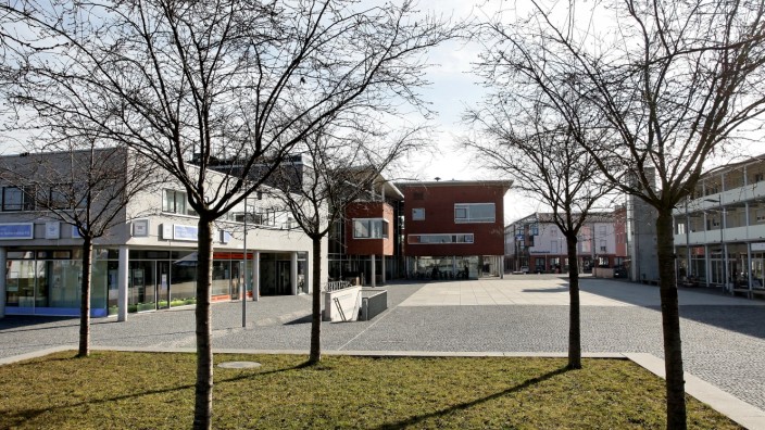 Ausblick auf das Jahr 2019: Groß und leer: Der Platz vor dem Hallbergmooser Rathaus soll ansprechender gestaltet werden. Auch das steht auf der Agenda für 2019.
