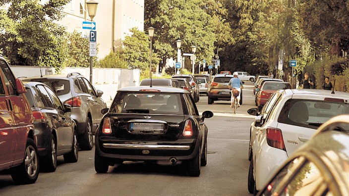 Gundelindenstraße. Anwohner, die sich über die Verkehrsbelastung in ihrer kleinen Straße beklagen. Berufspendler nutzen die Straße als Abkürzung, vor allem deshalb, weil ihnen das von Google Maps so vorgeschlagen wird.; auto