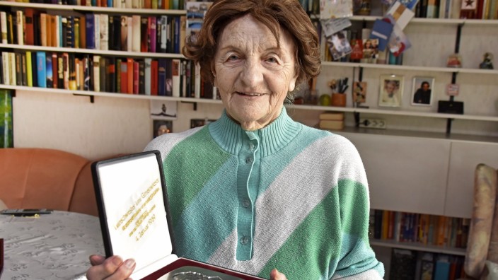 Turner-Legende: Irmi Gmeinwieser mit der Jahn-Plakette des Deutschen Turner-Bunds, mit der sie 1988 ausgezeichnet wurde.
