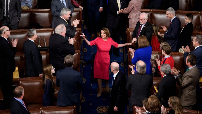 Demokraten im US-Kongress: Nancy Pelosi umringt von Demokraten am ersten Sitzungstag des 116. US-Kongresses.