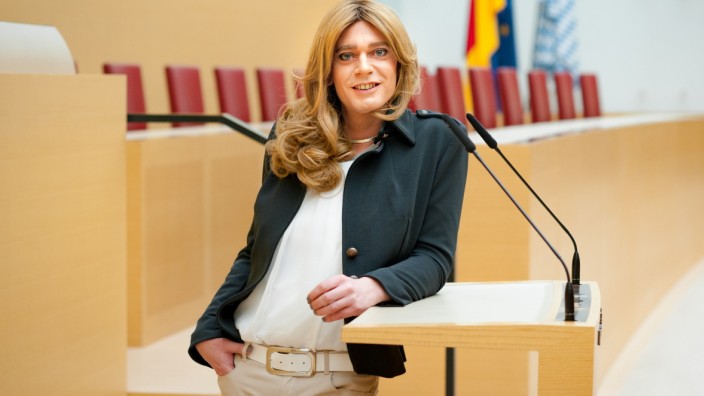 Erste Transfrau im Landtag: Dragqueen? "Das ist eine Beleidigung", sagt Tessa Ganserer. Sie will künftig als Frau am Rednerpult des Landtags stehen.