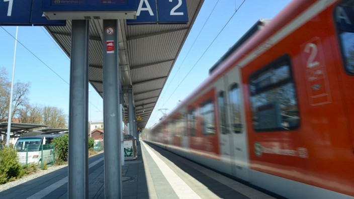 Erdinger Stadtrat: Einfahrt der S-Bahn am Bahnhof Erding - leider oft mit Verspätung.