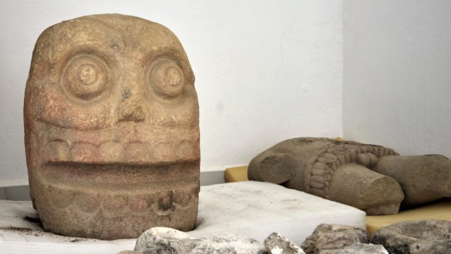 Archäologie: Harmlos anzusehen und doch furchteinflößend: Links der Kopf des Gottes Xipe Tótec, rechts sein Torso