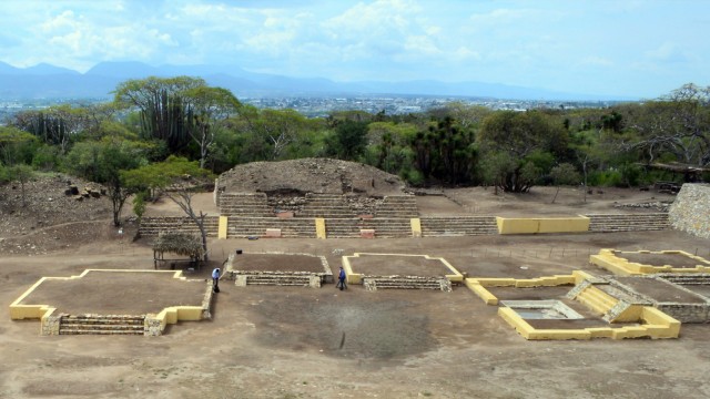 Archäologie: Archäologen bei der Ausgrabung einer neuen Kultstätte der Azteken 250 Kilometer entfernt von Mexiko Stadt.