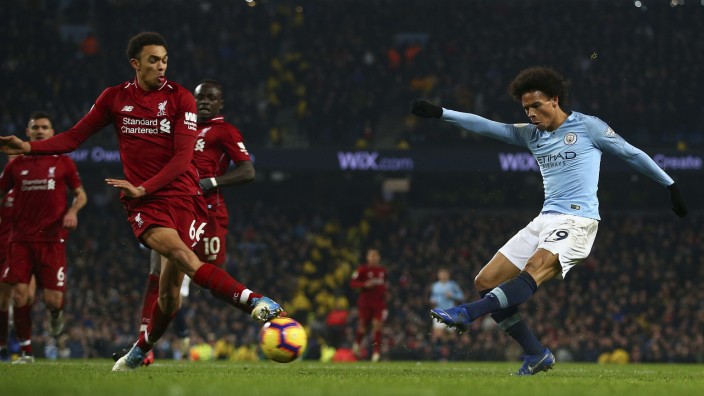 Premier League: Perfekte Technik: Leroy Sané schließt in der 72. Spielminute einen Konter von Manchester City mit einem flachen und millimetergenauen Schuss ins hintere Eck erfolgreich ab.