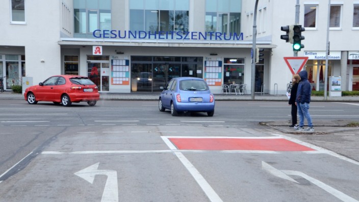 Sicherheit im Straßeverkehr: Mehr Sicherheit für Radler: Mit Hilfe der roten Fläche an der Kreuzung Allacher- und Münchner Straße können Radfahrer nun leichter abbiegen.