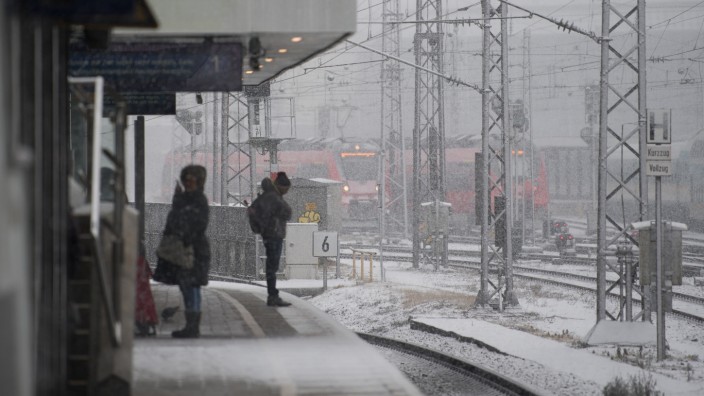 Schneefälle: Und der Zug kommt - mal wieder nicht: Bis zur Wochenmitte ist in Süddeutschland mit Verspätungen und Zugausfällen zu rechnen.