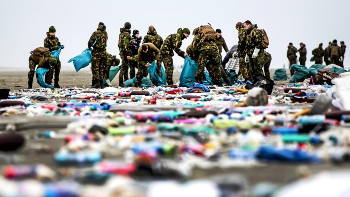 Havarie der "MSC Zoe": Containerweise Müll: Niederländische Soldaten reinigen den Strand von Schiermonnikoog.