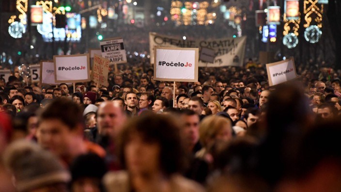 Serbien: Tausende Serben demonstrieren wie hier in Belgrad gegen ihren Präsidenten.