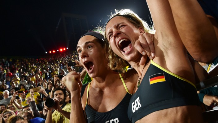 Kira Walkenhorst im Interview: Rauschhafter Höhepunkt einer glänzenden Karriere: Kira Walkenhorst (links) und Partnerin Laura Ludwig feiern 2016 ihren Olympiasieg an der Copacabana in Rio.