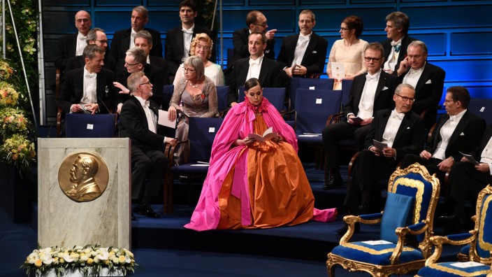 Literatur-Nobelpreis: Noch nicht ganz ausgedeutet sind Form und Farben des Kleides, das Sara Danius zur Nobelpreisverleihung trug.