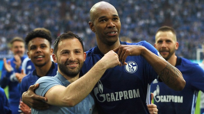 Schalke-Trainer Tedesco feiert mit Verteidiger Naldo