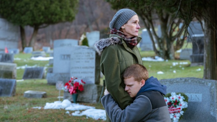 "Ben is Back" im Kino: „Sag mir, Sohn, wo ich dich begraben soll!“: Julia Roberts als Holly und Lucas Hedges als ihr Sohn in „Ben is Back“.