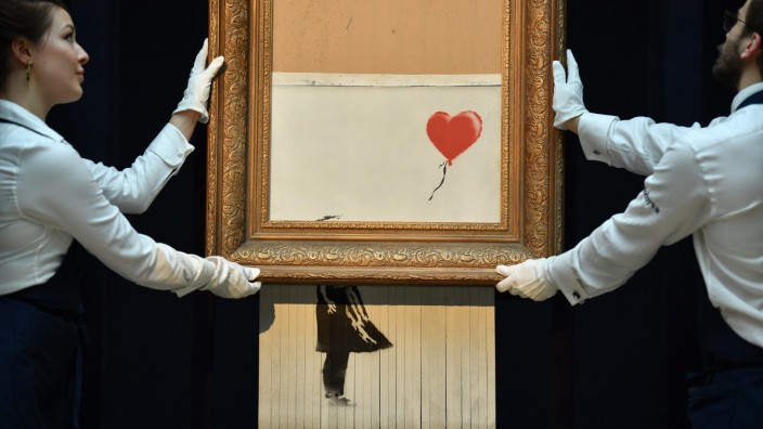 Kunst: Das Banksy-Werk „Love Is in the Bin“ nach seiner Versteigerung.