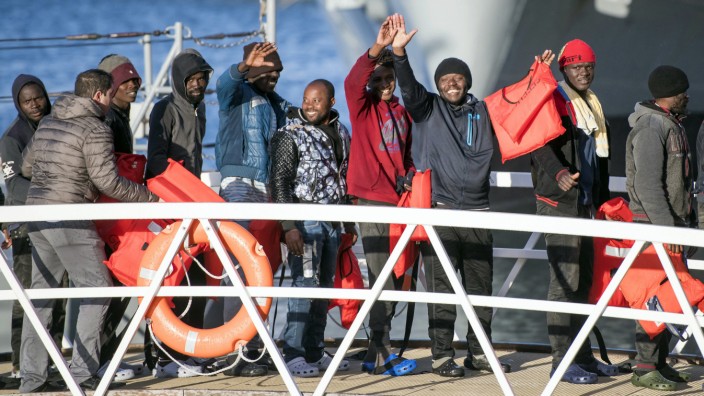 Brüssel: Land in Sicht: Nach 19 Tagen auf dem Mittelmeer dürfen die Flüchtlinge das Rettungsschiff Professor Albrecht Penck verlassen.
