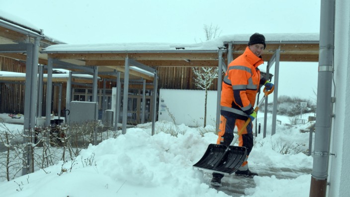 Schneefälle: Schulen bleiben geschlossen. An der Grundschule Grundschule Straßlach räumt Gemeindemitarbeiter Oliver Muchowski den Schnee.