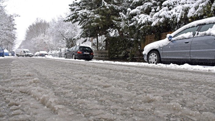Verschneite Straßen: Mit Eis und Schnee bedeckt, wie hier die Von-Branca-Straße in Gröbenzell, sind am Mittwochmorgen noch viele Straßen im Landkreis.