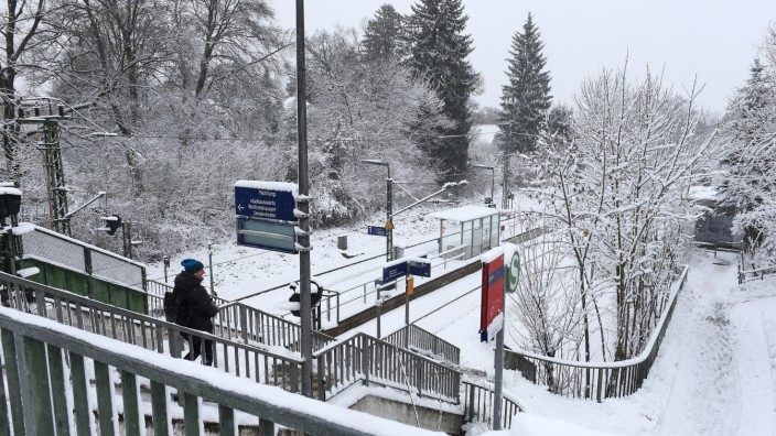 Schneefall: Ein Traum in Weiß, der S-Bahn-Fahrgästen in Solln dieser Tage aber nur Probleme macht.