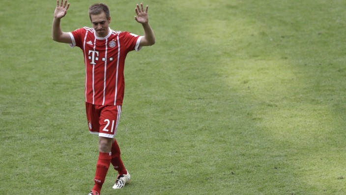 Essay: Philipp Lahm verlässt das Spielfeld nach seinem letzten Bundesligaspiel im Mai 2017.